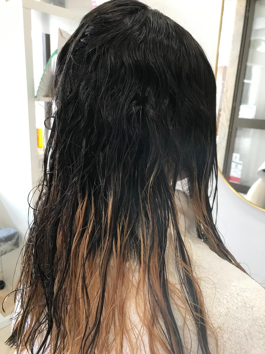 Cabelo escuro molhado com pontas loiras, antes da progressiva
