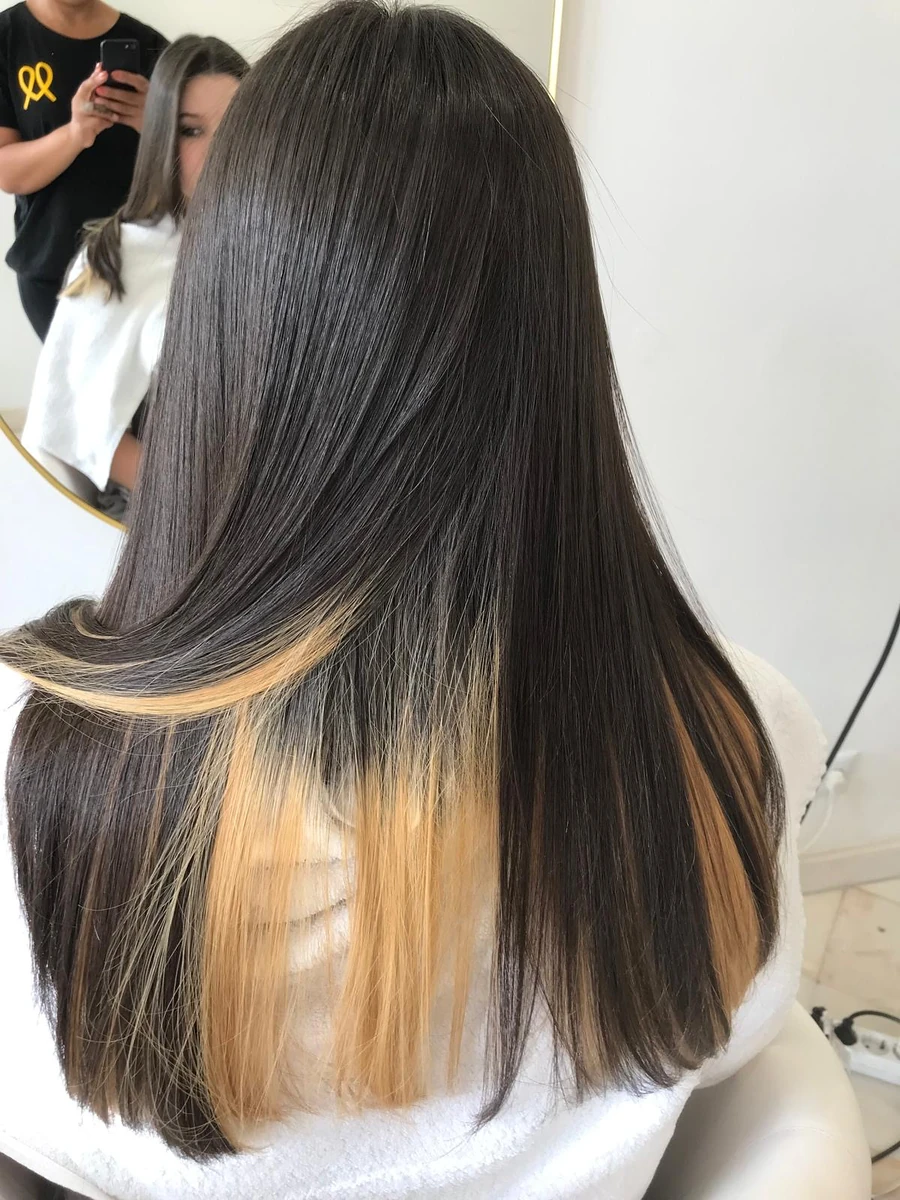 Cabelo liso castanho escuro com loiro por baixo, depois da progressiva