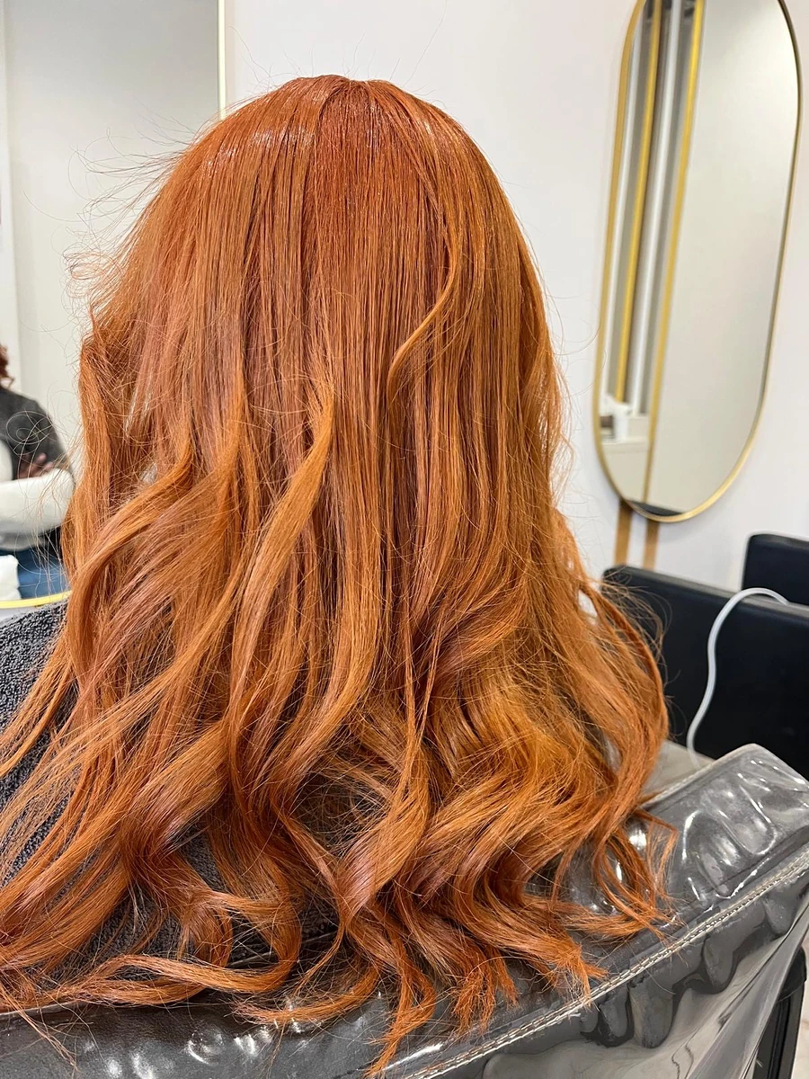 Cabelo comprido em louros acobreados com ondas